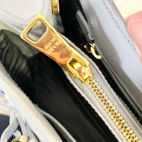 🌺 PRADA Saffiano 🌺 - Picture 3 of 10